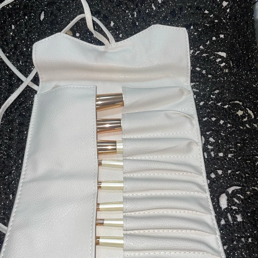 Le Beaute Soi SnowWhite Makeup Brush Set with Gold Accents - 10 Piece